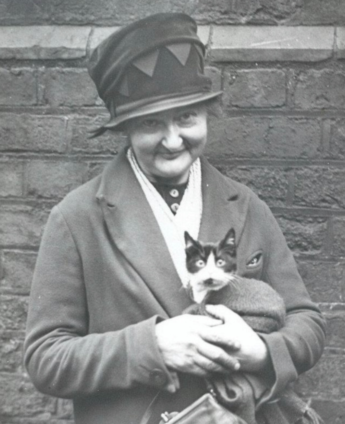 Tiny Patient, Grand Veterinarian Dreams: 1929 London