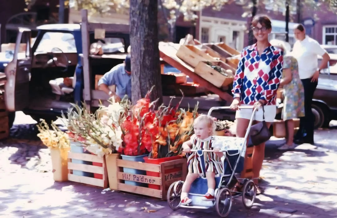 Bright blooms, little feet, and everyday beauty.