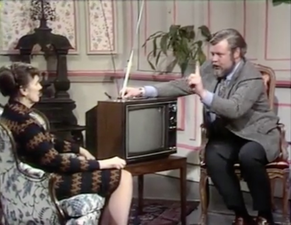 Adjusting rabbit ear antennas