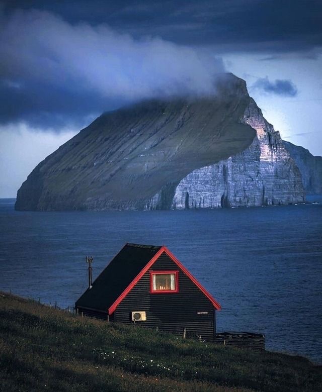 Water to the Left, Mountains to the Right: Stuck in the Middle With You