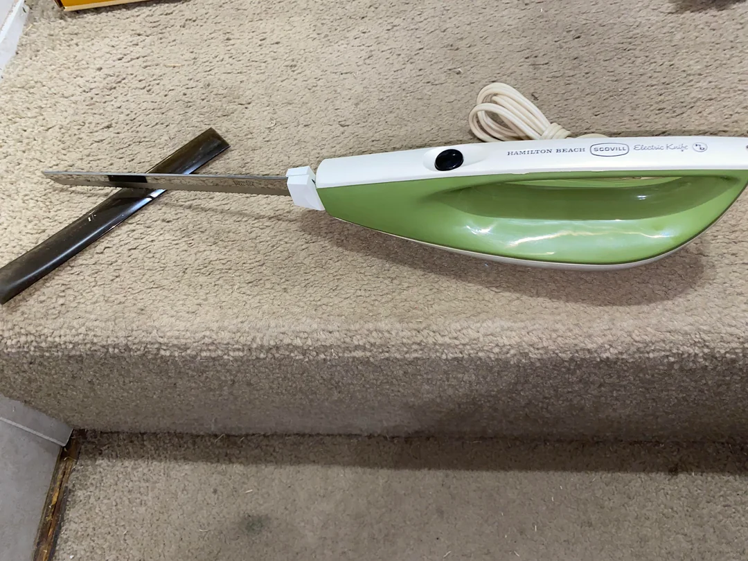 Electric knife in avocado green