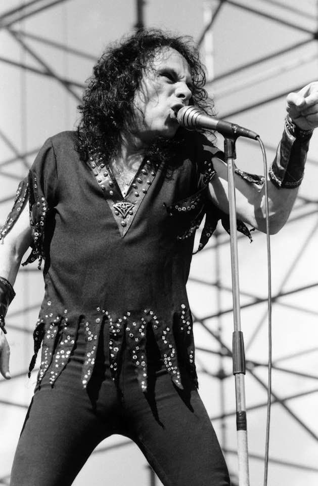 Spontaneous Moments and Crowd Interaction