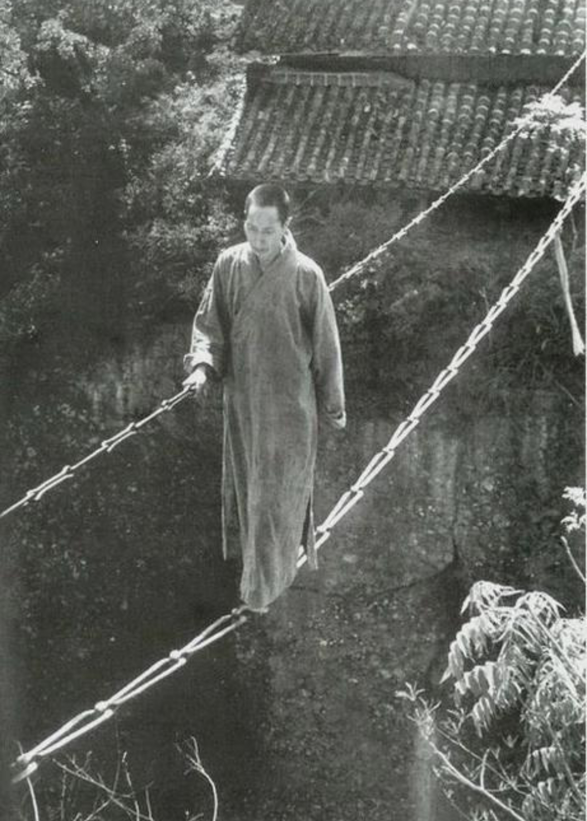 The Chain Bridge: Gravity-Defying Commutes in 1930s China