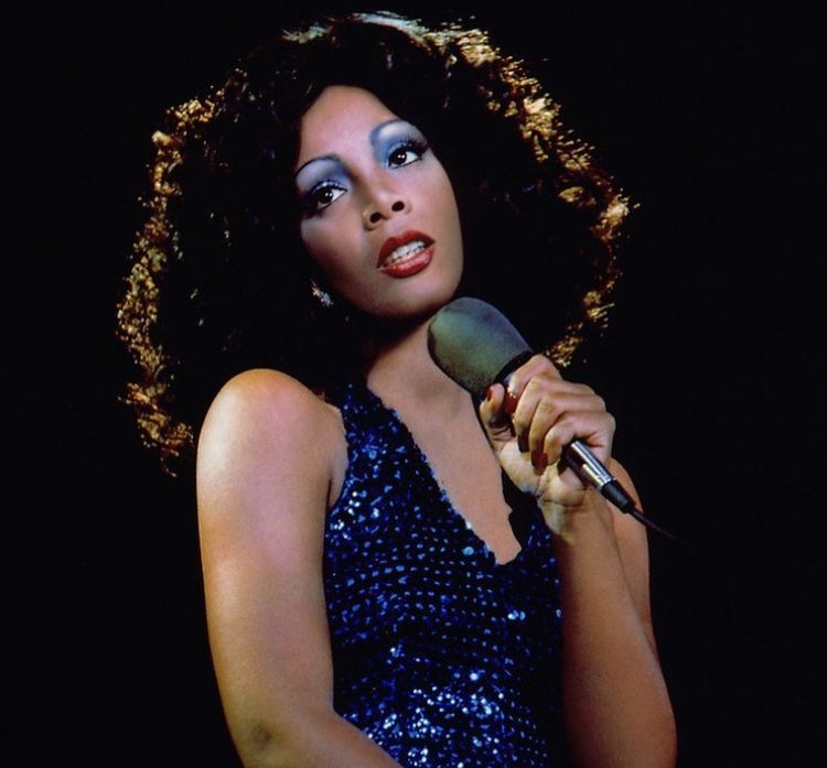 Monochrome Magic, Donna Style