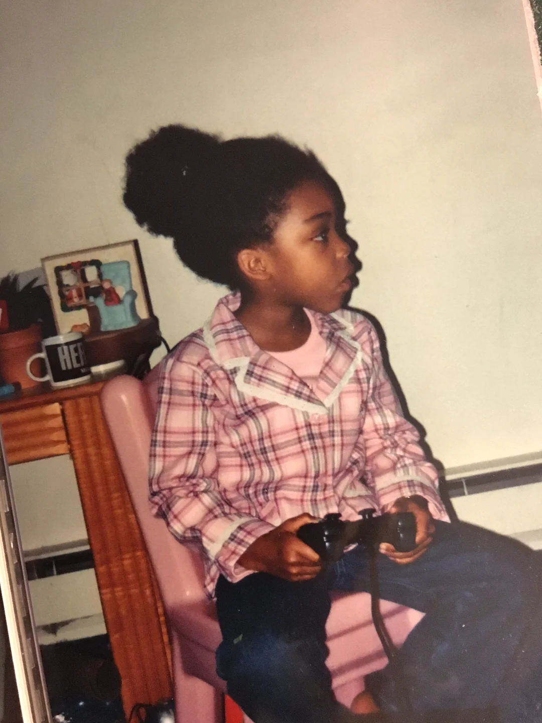 Outfit is pure 2000s perfection.