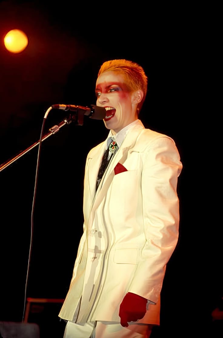 “Sweet Dreams (Are Made of This)” Eurythmics (1983)