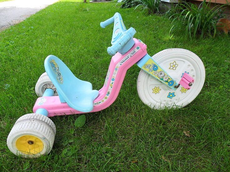 Big Wheel races down the driveway 