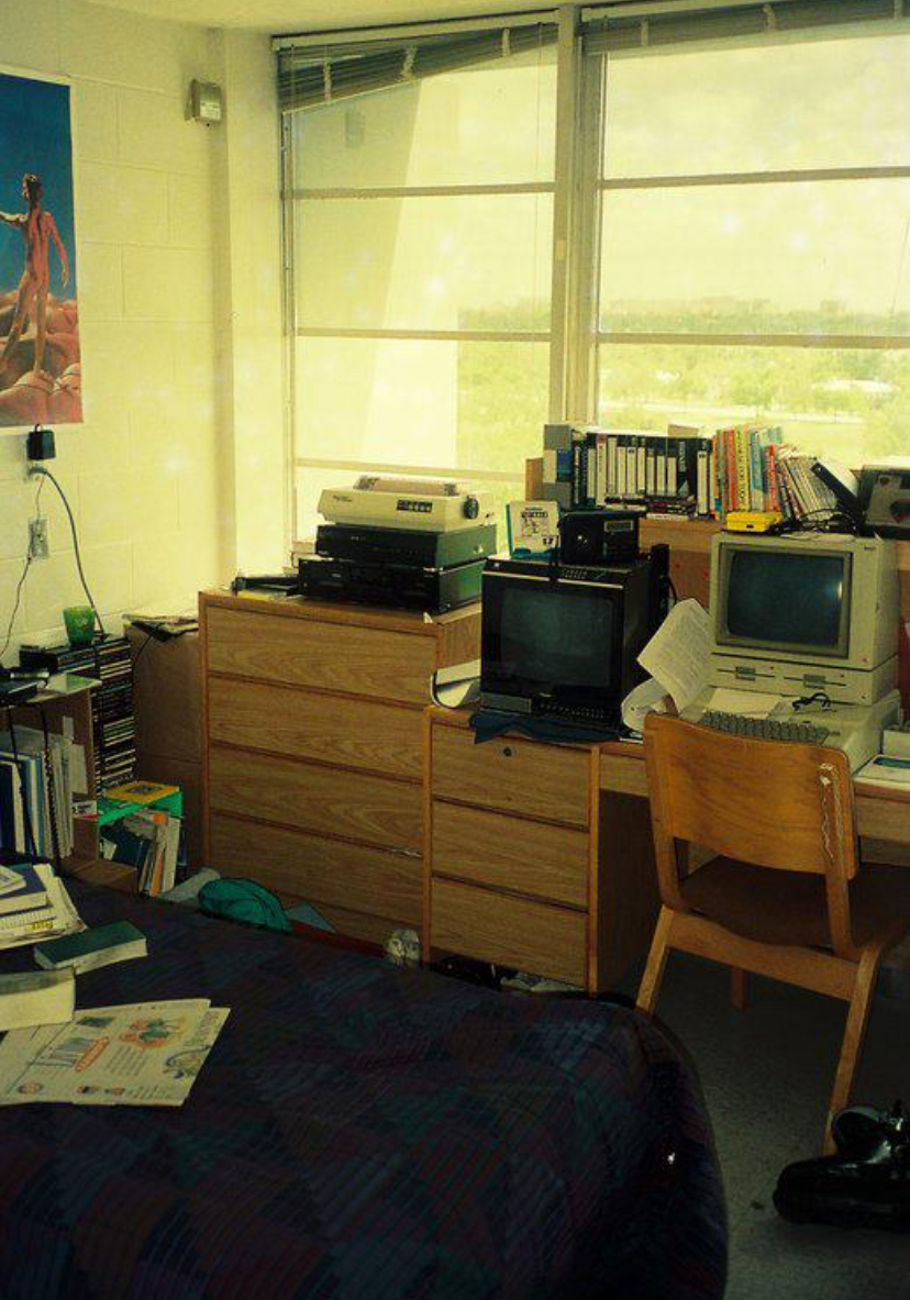 Early ’90s Dorm Chic