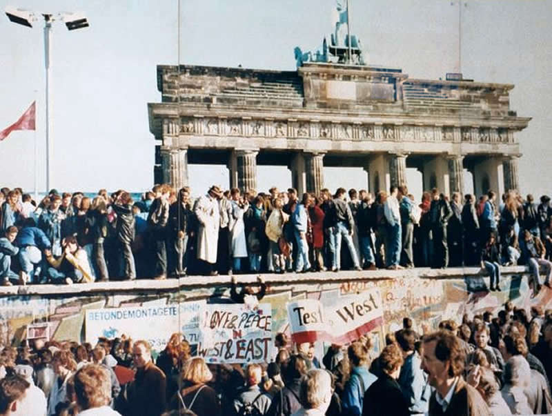 Protesters at the Berlin Wall, 1989