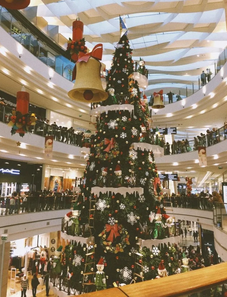 The Mall Tree That Made You Believe in Magic Again