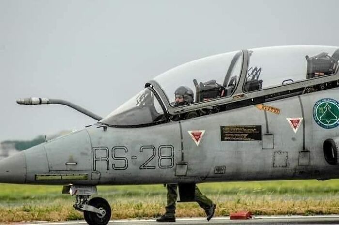 Pilot with the longest legs