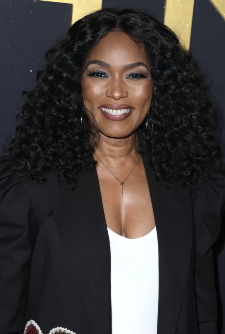 Angela Bassett 