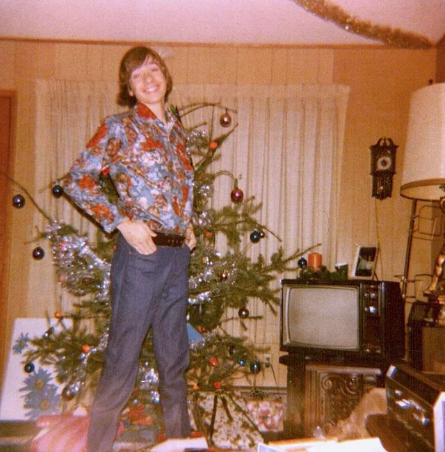 He's matching the tree perfectly