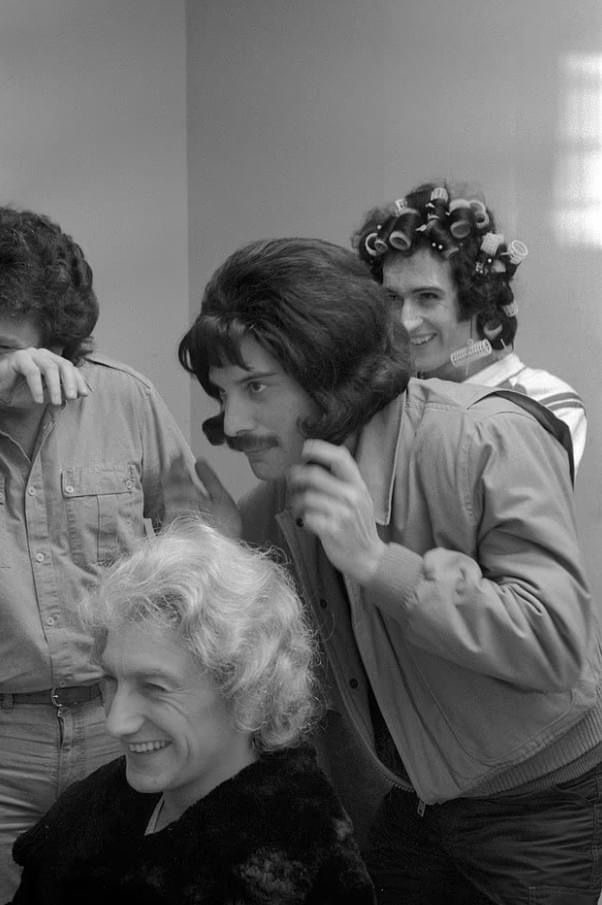 20 Photos of Celebs Getting Ready to Make History | eBaum's World