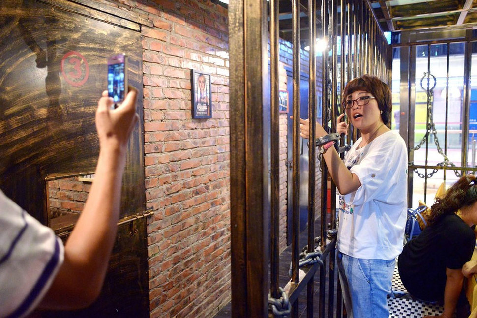 Bizarre Chinese Jail-Themed Restaurant Has Customers Eat In Cell