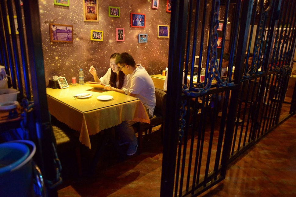 Bizarre Chinese Jail-Themed Restaurant Has Customers Eat In Cell