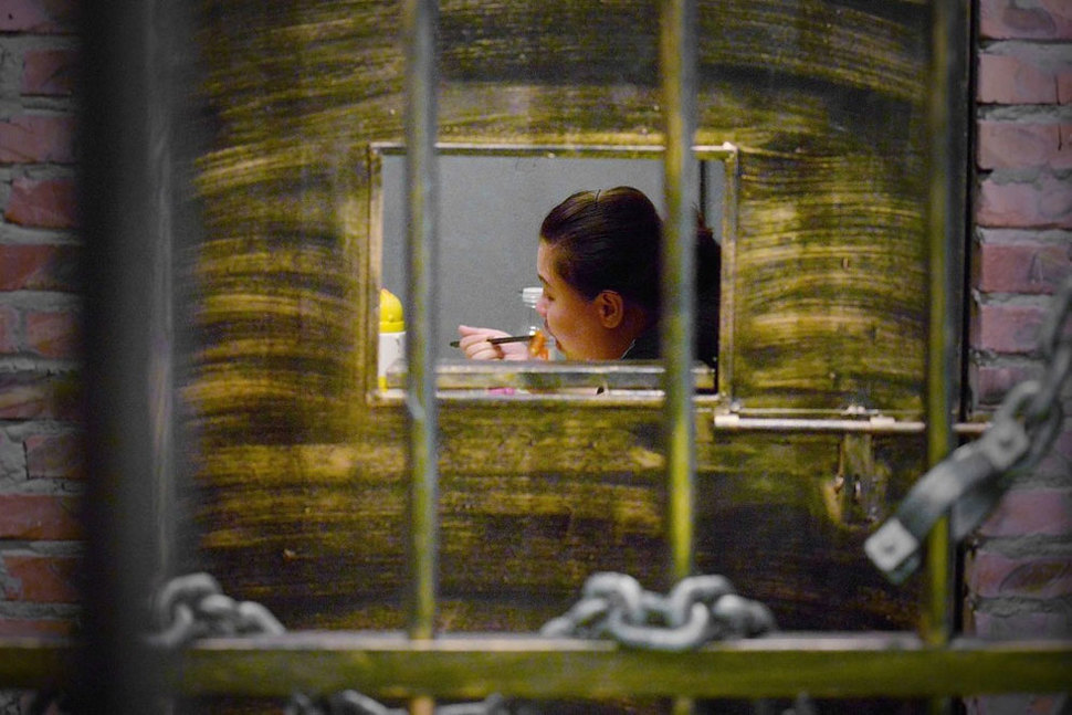 Bizarre Chinese Jail-Themed Restaurant Has Customers Eat In Cell