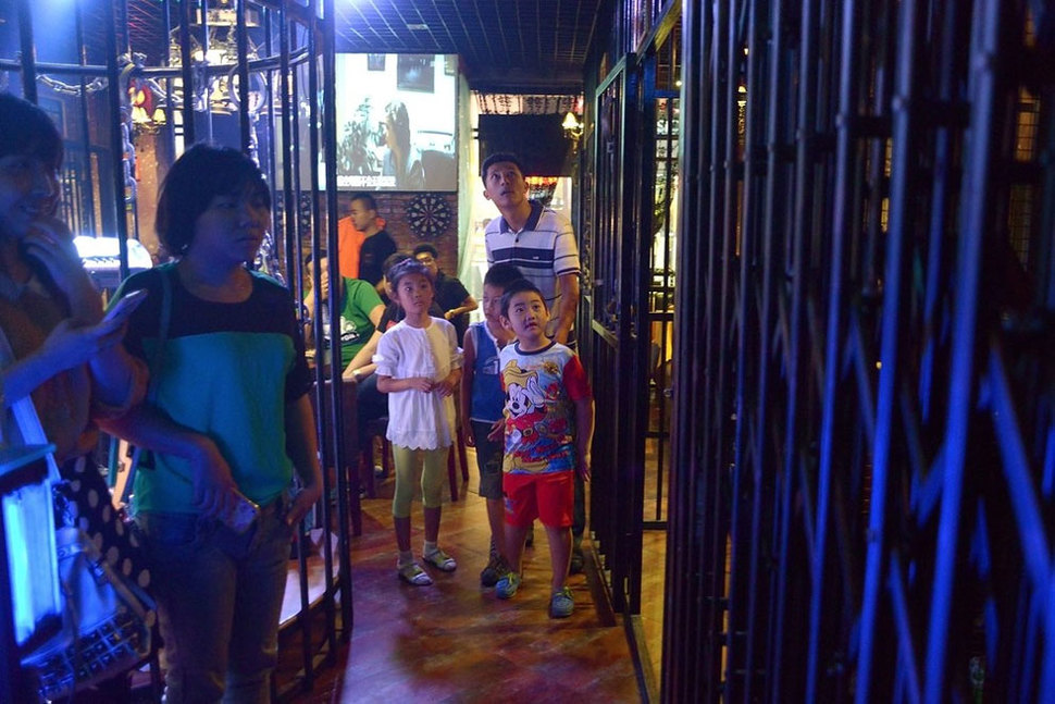 Bizarre Chinese Jail-Themed Restaurant Has Customers Eat In Cell