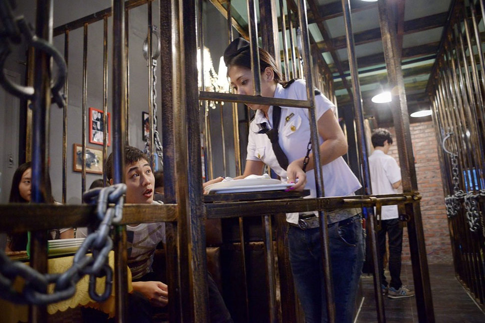 Bizarre Chinese Jail-Themed Restaurant Has Customers Eat In Cell