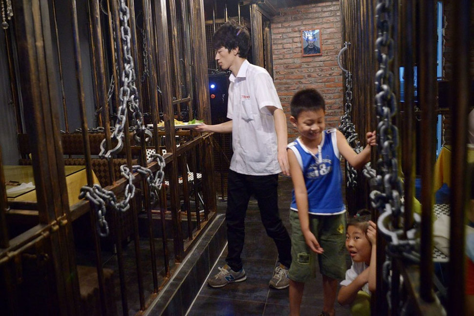 Bizarre Chinese Jail-Themed Restaurant Has Customers Eat In Cell