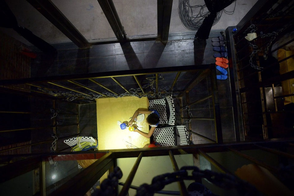 Bizarre Chinese Jail-Themed Restaurant Has Customers Eat In Cell