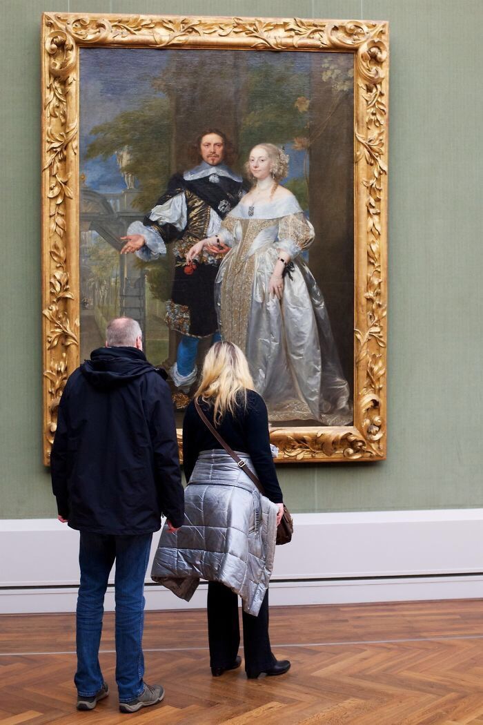 people looking at paintings in museums - Dura