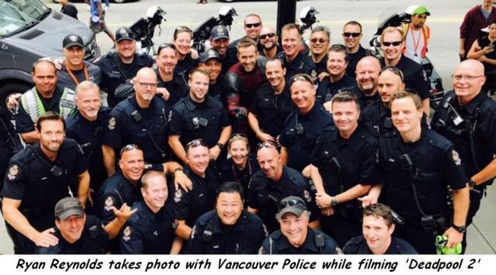 ryan reynolds vancouver 2017 - Ryan Reynolds takes photo with Vancouver Police while filming 'Deadpool 2'