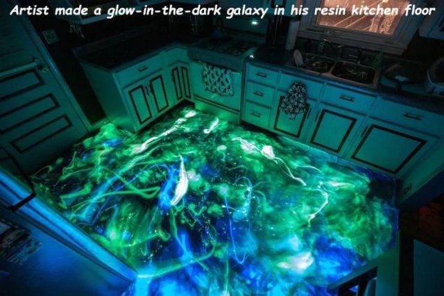 glow in the dark floor - Artist made a glowinthedark galaxy in his resin kitchen floor