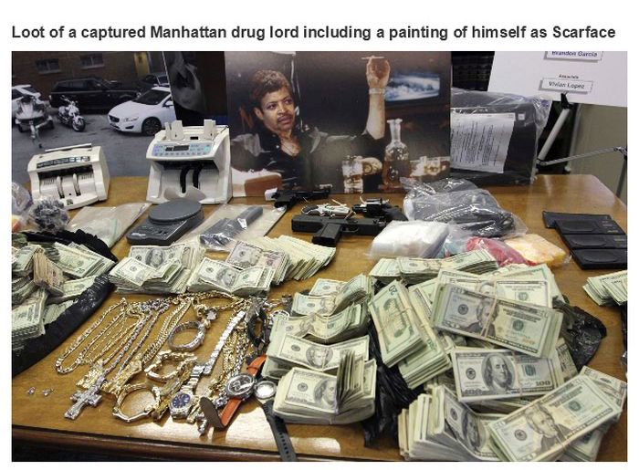 scarface drugs - Loot of a captured Manhattan drug lord including a painting of himself as Scarface Vi opre Le Are