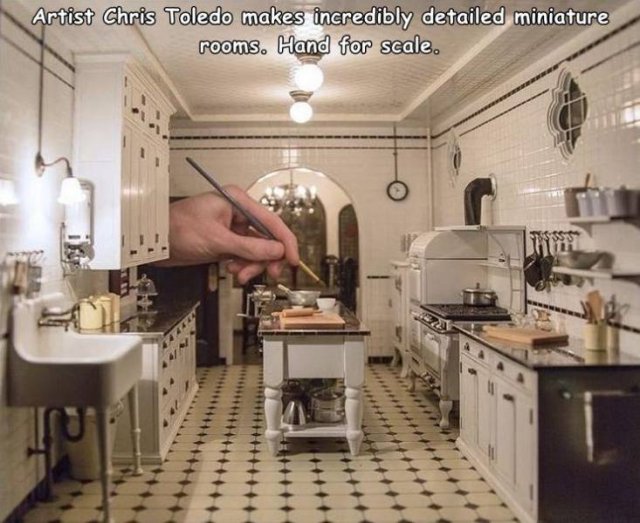 ilhéus - Artist Chris Toledo makes incredibly detailed miniature rooms. Hand for scale.