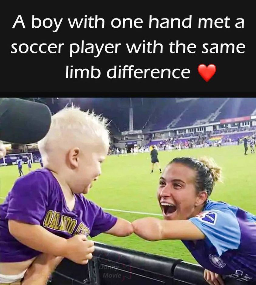 carson pickett with little boy - A boy with one hand met a soccer player with the same limb difference Omlando Movie