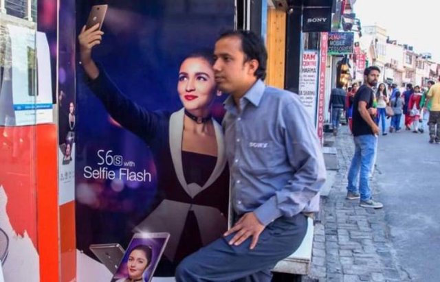 desperate selfie meme - Sony Ense Moele Rany Thi nie y S6Swan S6S Selfie Flash
