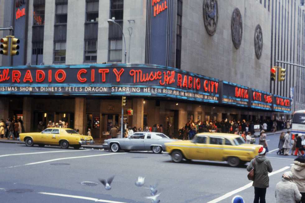 radio city music hall 70s - Eu Radio City Music Jo Radio City Tstmas Show Y Disney S Petes Dragon Starring Helen Reds Plus The Magasiner Hall Dakots To