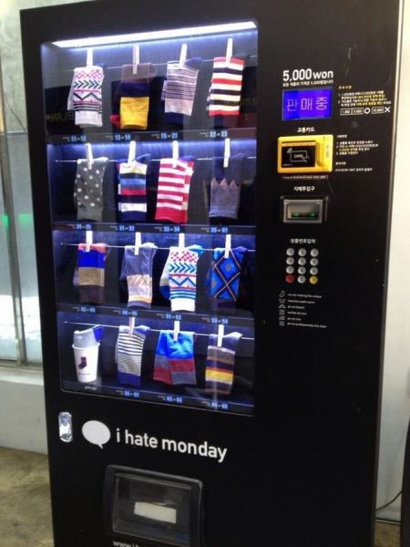 socks vending machine - 5,000 won net Aaa han C000 Cooe Oooo In i hate monday