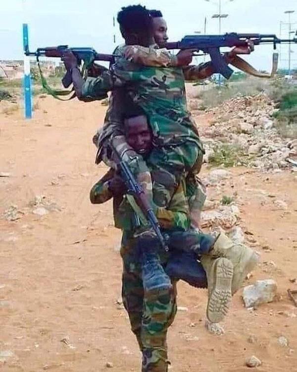 funny pictures - soldiers stacked on top of each other