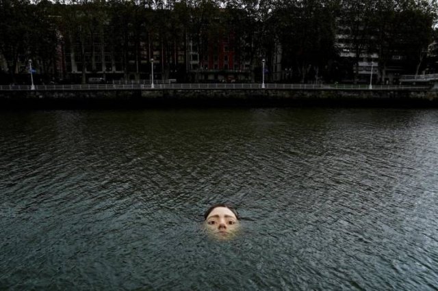drowning girl statue bilbao