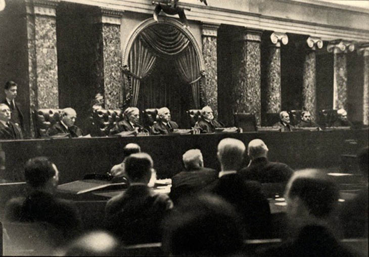 Illegal picture inside the Supreme Court. A man faked a broken arm and hid a camera in his cast