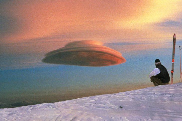 This is a lenticular cloud that looks shockingly like a UFO.