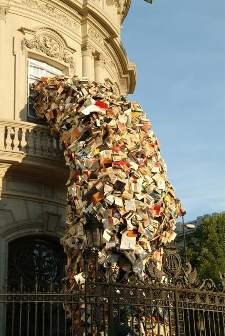 Creation of Madrid-based artist Alicia Martin. He transforms thousands of books into towers that pour out of windows and into the streets.