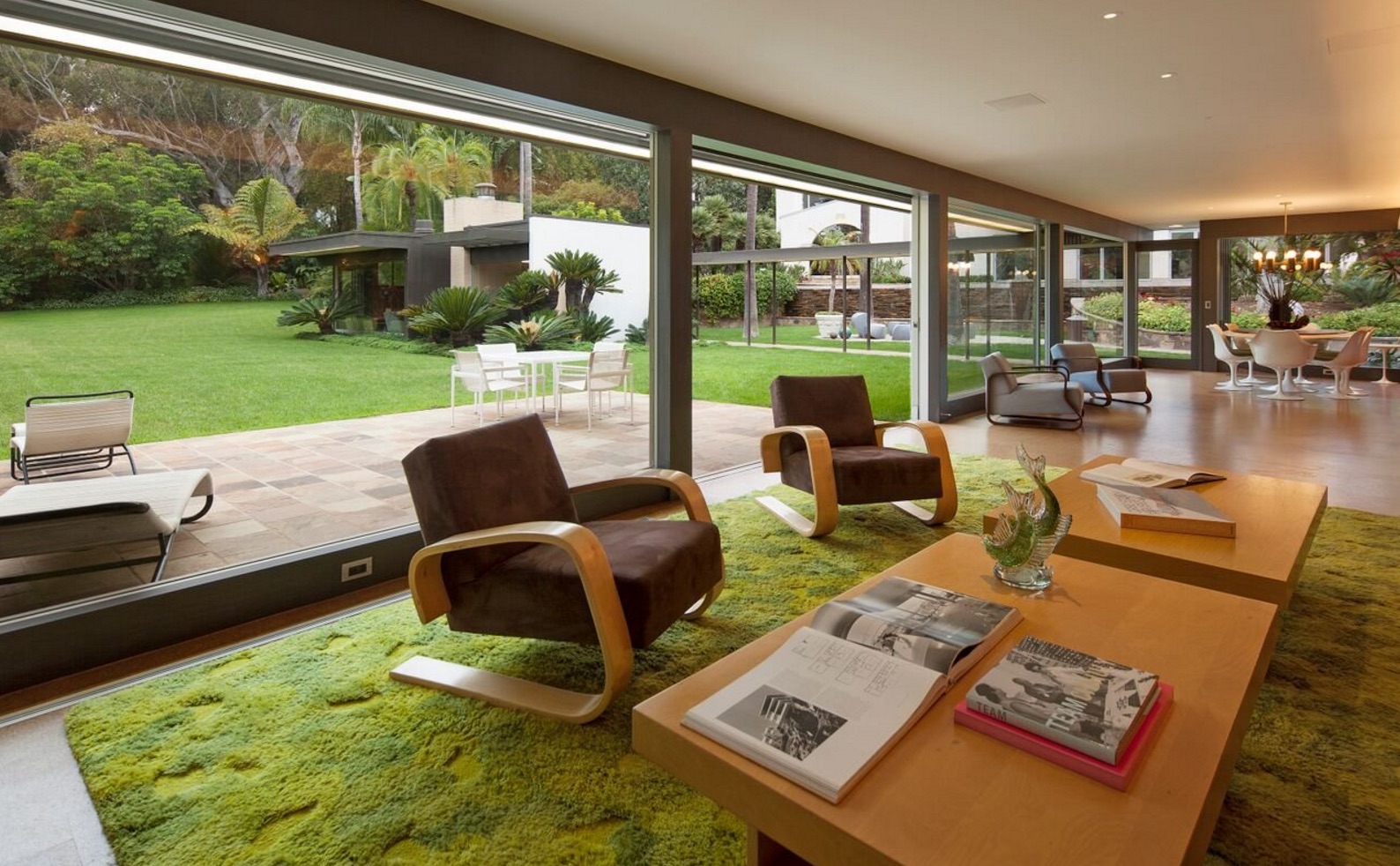 At the time, Neutra built the residence for Stuart and Lucia Bailey, creating a clean and crisp living room that includes floor-to-ceiling glass.