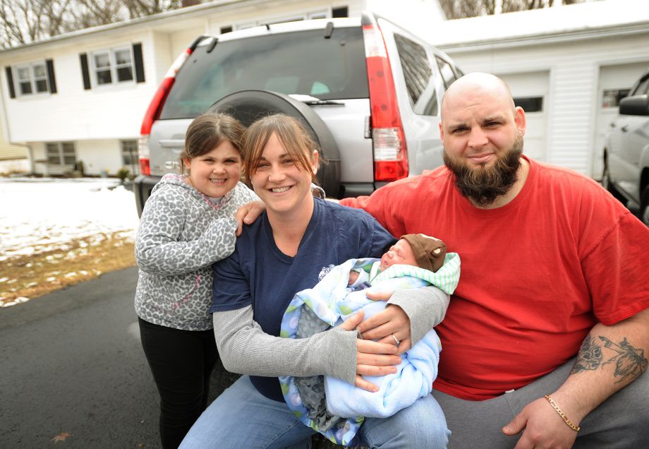 Despite the fact that Jennifer Scollin had already had a child, her second birth still somehow came as a surprise. She gave birth on her driveway with the help of paramedics.