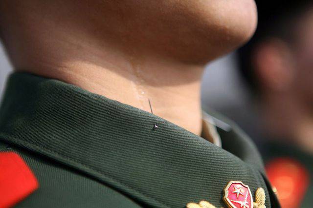 This is how Chinese soldiers keep their posture