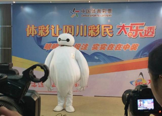 Chinese lottery winner dressed as Baymax so thieves and poor relatives wouldn’t discover who he is