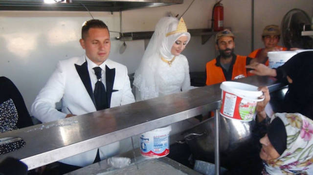 A Turkish bride & groom spend their wedding day feeding 4,000 Refugees.
