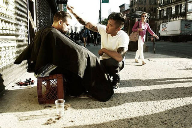 Every sunday this New York hair stylist gives free haircuts to the homeless.