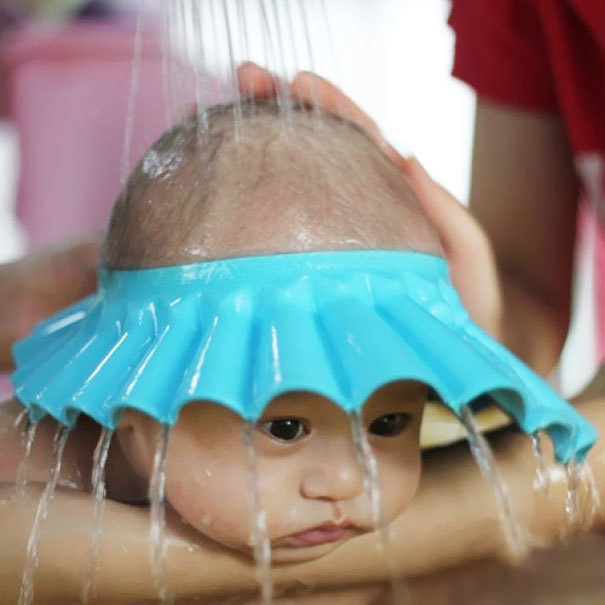 THE BABY SHOWER CAP: Cap that does not allow water to enter into baby's eyes, now they can enjoy theIr bathing much better.