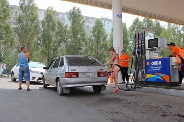 Women In Bikinis In Russia Get Gas For Free