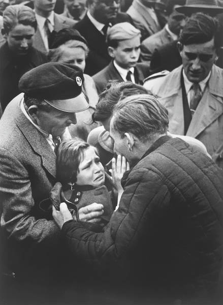 A German Child Meets Her Father, A WWII Soldier, For The First Time Since She Was 1 Year Old, 1956