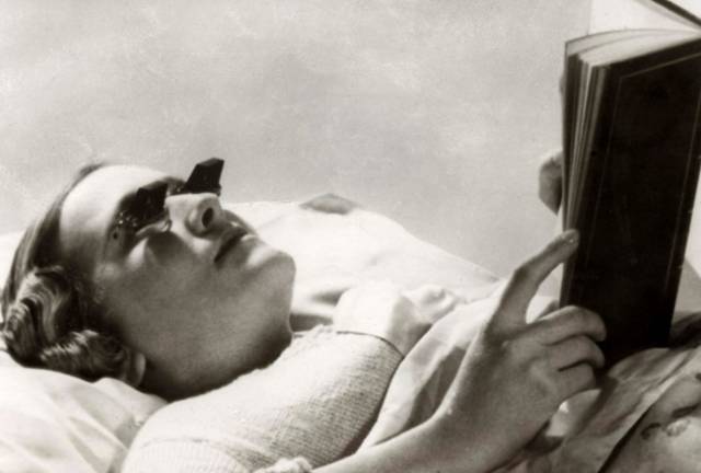 Love reading in bed? Well then, these glasses are just the thing for you!