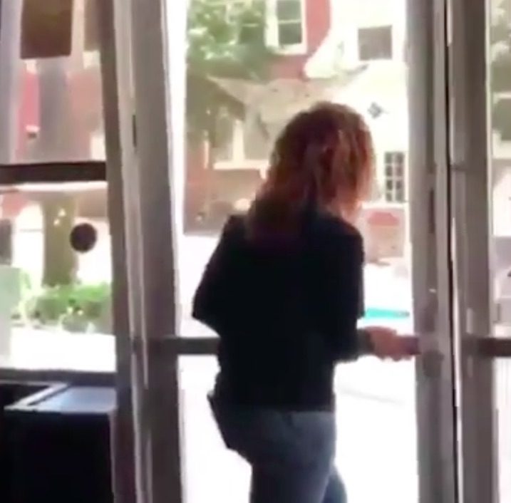 Moments later, she walks outside and leaves both of her boyfriends in the restaurant.